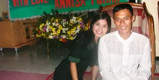 Annisa Pohan baru saja mengunggah beberapa potret jadul dirinya dan sang suami Agus Yudhoyono. Salah satunya adalah ketika Agus Yudhoyono naik pangkat ini. [Foto: Instagram/annisayudhoyono]