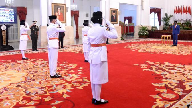 Presiden Joko Widodo atau Jokowi memimpin upacara Pengukuhan Pasukan Pengibar Bendera Pusaka (Paskibraka) di Istana Negara, Jakarta, Kamis (13/8/2020). Sebanyak 8 anggota Paskibraka akan bertugas pada upacara HUT ke-75 Kemerdekaan RI. (Foto: Lukas - Biro Pers Sekretariat Presiden)