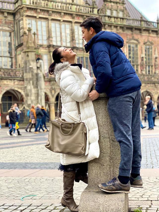 Bak Kakak Beradik, Ini 7 Potret Kebersamaan Maudy Koesnaedi dan Putranya