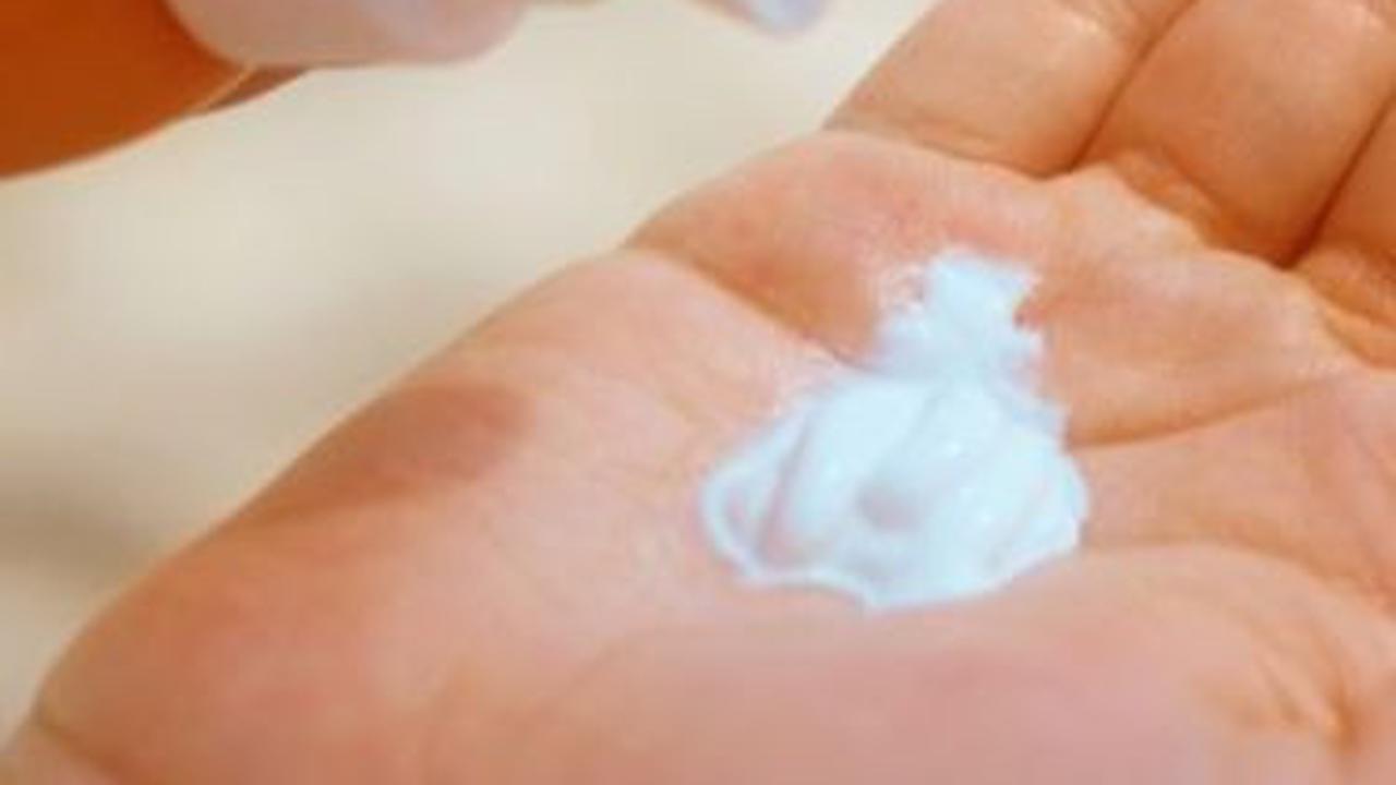 Lebih Baik Sunscreen atau Sunblock?<br>