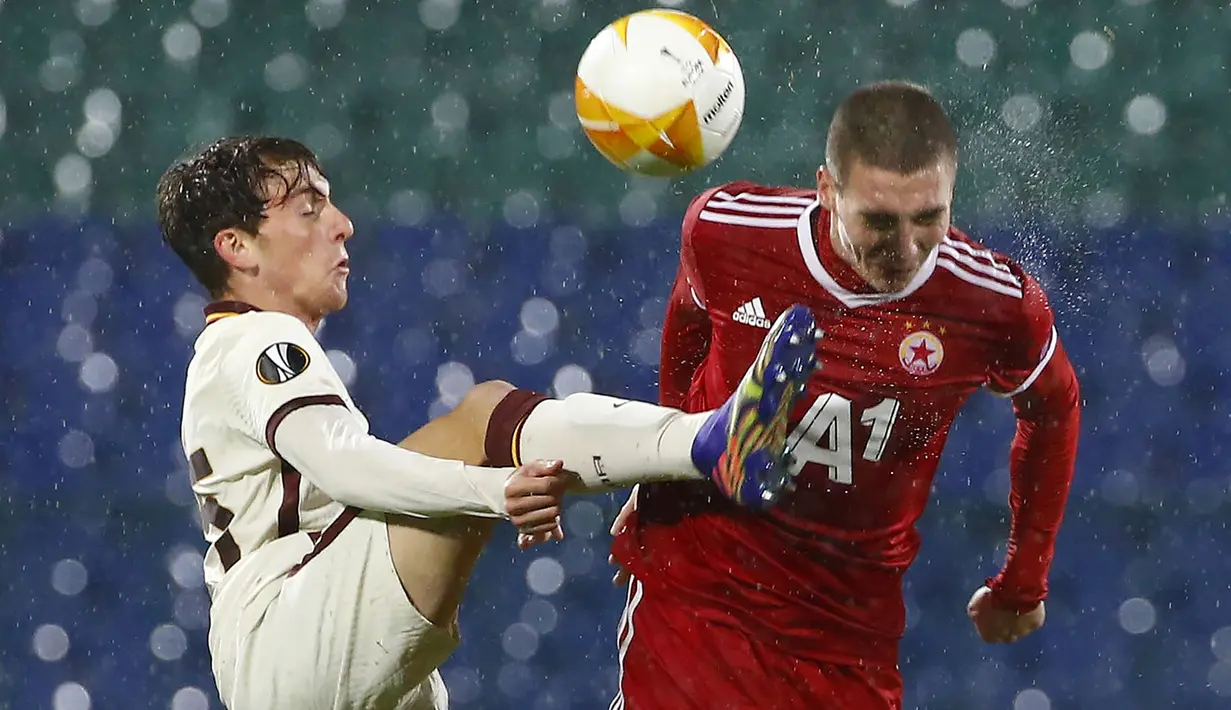 Bek AS Roma, Filippo Tripi berebut bola dengan bek CSKA Sofia, Valentin Antov pada laga pemungkas Grup A Liga Europa 2020/2021 di Vasil Levski, Jumat (11/12/2020) dini hari WIB. Roma menelan kekalahan dengan skor 1-3 dari CSKA Sofia. (AP Photo/Anton Uzunov)