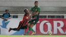 Pemain PS TNI, Redouane Zerzouri (kanan) berebut bola dengan pemain Perseru Serui, Lucas Mandowen pada lanjutan Liga 1 2017 di Stadion Pakansari, Bogor (07/10/2017). PS TNI menang 2-1. (Bola.com/Nicklas Hanoatubun)