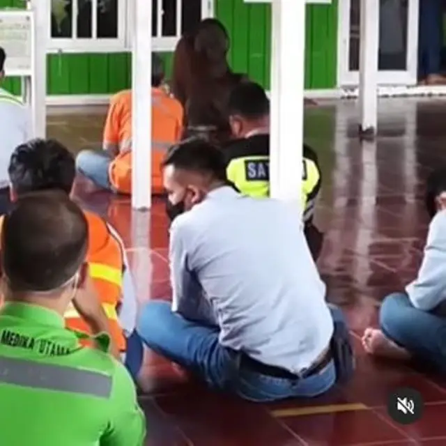 Orangutan Masuk Masjid dan Dengarkan Ceramah Salat Jumat di Kutai Timur