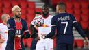 Striker Paris Saint Germain, Kylian Mbappe (kanan), memberikan bola kepada rekannya, Neymar, untuk melakukan eksekusi penalti dalam laga lanjutan Liga Champions 2020/21 melawan RB Leipzig di Parc des Princes Stadium, Paris, Rabu (25/11/2020). PSG mengalahkan Leipzig 1-0. (AFP/Franck Fife)
