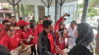 Ketua DPP PDIP, Djarot Saiful Hidayat, bersama pengurus dan kader PDIP memotong tumpeng dan membagikan makanan yang bersumber dari demplot sayur dan kolam bioflok DPC PDIP Perjuangan Simalungun