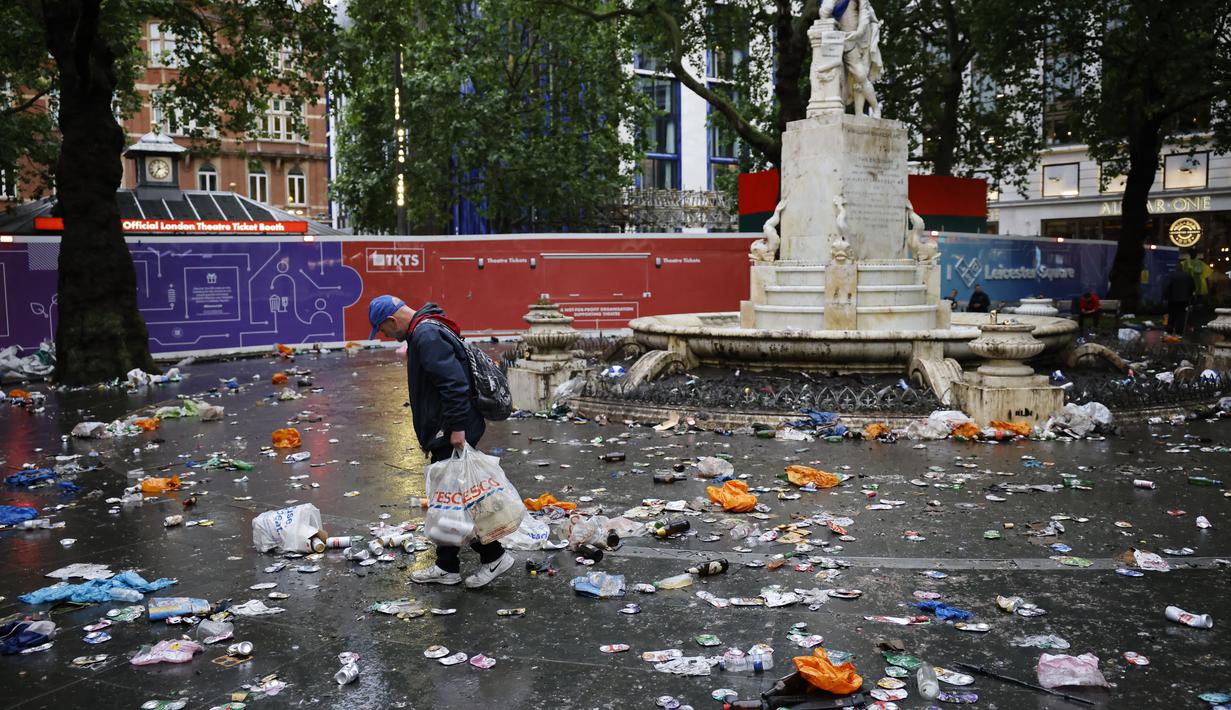 Sampah terlihat berserakan di Lapangan setelah pendukung Skotlandia berkumpul sebelum pertandingan grup D kejuaraan sepak bola Euro 2020 antara Inggris dan Skotlandia, di London, Jumat (18/6/2021).