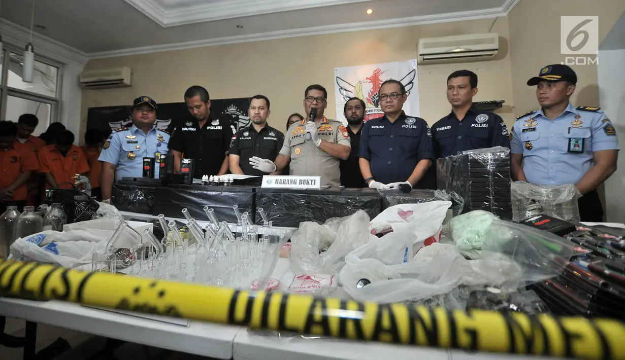 Kabid Humas Polda Metro Jaya Kombes Pol Argo Yuwono, Kepala Subdit II Ditresnarkoba Polda Metro Jaya AKBP Calvijn Simanjuntak, Kepala Rutan Cipinang saat rilis kasus liquid vape narkoba di Kelapa Gading, Jakarta, Kamis (8/11). (Merdeka.com/Iqbal Nugroho)