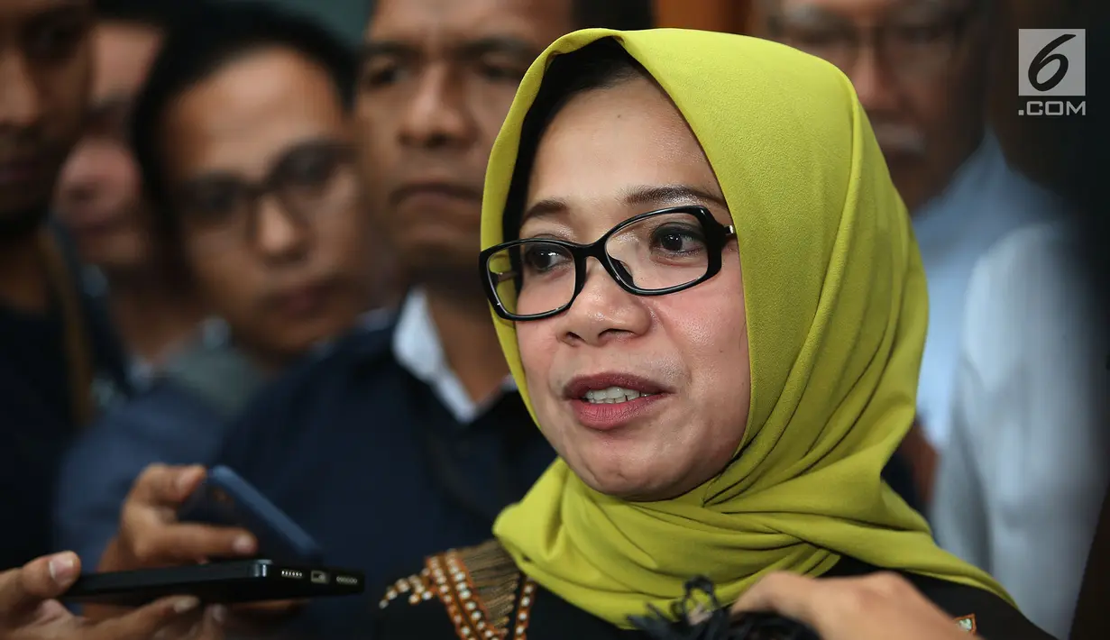 Terdakwa kasus suap PLTU Riau-1, Eni Maulani Saragih usai mengikuti sidang dakwaan di Pengadilan Tipikor, Jakarta, Kamis (29/11). Mantan Wakil Ketua Komisi VII DPR itu didakwa menerima suap sebesar Rp 4,75 miliar. (Liputan6.com/Herman Zakharia)