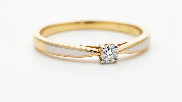 Model Cincin Emas Minimalis Dua Warna yang Tampak Mewah Meski Simpel