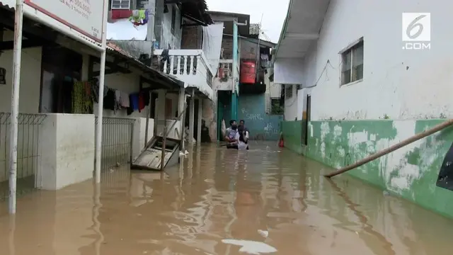 Setelah sempat surut Selasa (6/2/2018) petang, banjir kembali menyambangi wilayah kampung Melayu kecil pada malam hari pukul 21.00.