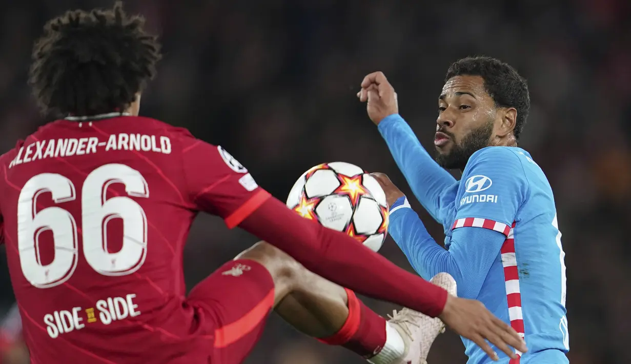 Bek Liverpool Trent Alexander-Arnold berebut bola dengan bek Atletico Madrid Renan Lodi pada match day ke-4 Liga Champions di Anfield, Kamis (4/11/2021) dinihari WIB. Liverpool menyegel satu tempat di babak 16 besar Liga Champions usai menundukkan Atletico Madrid 2-0. (AP Photo/Jon Super)
