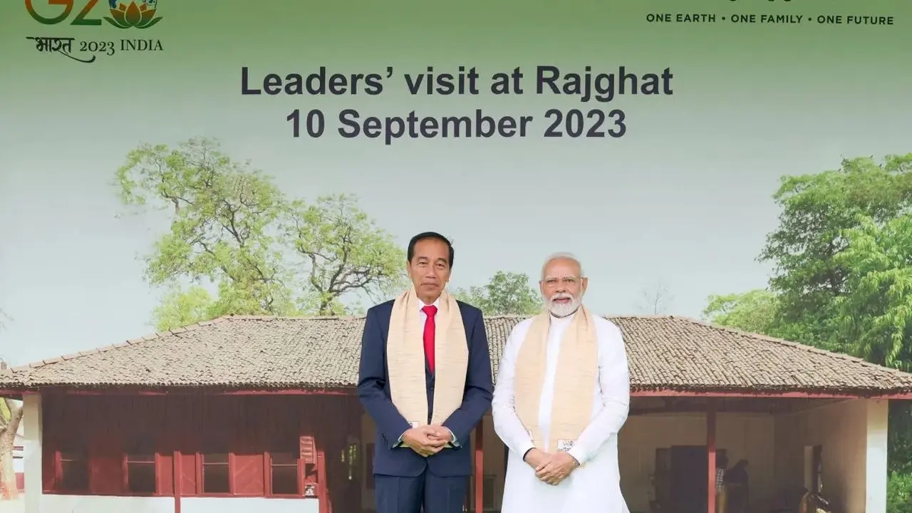 Presiden Joko Widodo bersama para pemimpin negara lain mengunjungi Mahatma Gandhi Samadhi, di Rajghat, New Delhi, India, di sela penyelenggaraan KTT G20 India, Minggu (Antara).