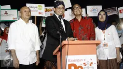 Mendikbud Anies Baswedan (kedua kiri) bersama Kepala Staf Kepresidenan Teten Masduki (kiri) menekan tombol penyalaan pelita sebagai tanda pembukaan Pesta Pendidikan di Tugu Monas, Jakarta, Minggu (1/5). (Liputan6.com/Herman Zakharia)