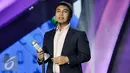 Raditya Dika mendapatkan 3 penghargaan kategori dan nominasi Indonesia Social Media Awards 2016, Jakarta, Selasa (1/11). Penghargaan ini hadir untuk memberikan apresiasi bagi mereka yang punya pengaruh besar di dunia maya. (Liputan6.com/Yoppy Renato)