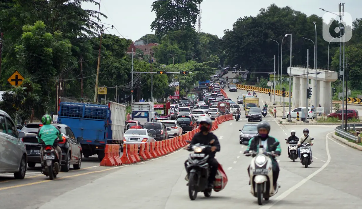 Kondisi lalu lintas di Jalan Raya Sawangan di Depok, Jawa Barat, Sabtu (28/11/2020). Demi mengatasi kemacetan yang semakin parah, Dinas Perhubungan (Dishub) Kota Depok memastikan pada 2023 akan dilaksanakan pelebaran Jalan Raya Sawangan. (Liputan6.com/Immanuel Antonius)