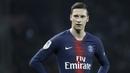 Julian Draxler. Sayap kiri Jerman berusia 29 tahun yang baru saja bergabung dengan Benfica pada awal musim 2022/2023 ini sebelumnya berstatus pemain PSG mulai pertengahan musim 2016/2017. Ia didatangkan Unai Emery dari VfL Wolfsburg berbarengan dengan kedatangan Goncalo Guedes dari Benfica. Julian Draxler ditebus dari VfL Wolfsburg dengan nilai transfer 36 juta euro atau kini setara Rp564 miliar. (AFP/Thomas Samson)