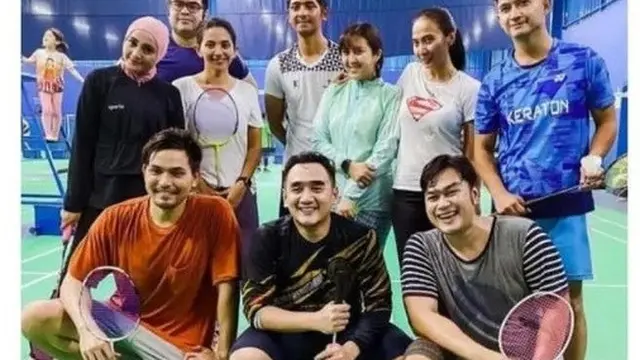 Arya Saloka saat main bulu tangkis (Foto: Instagram fanbase aryasaloka.01)
