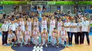 Tim Bola Basket Rusia berpose sebelum dimulainya laga Grup D Piala Eropa Bola Basket 2013 menghadapi Italia di Koper, Slovenia (4/9/2013). Rusia tercatat telah mengoleksi 3 gelar juara Piala Dunia Bola Basket FIBA yang diraihnya saat masih bernama Uni Soviet. Ketiganya diraih pada edisi 1967 di Uruguay, 1974 di Puerto Rico dan edisi 1982 di Kolombia. (AFP/Andrej Isakovic)