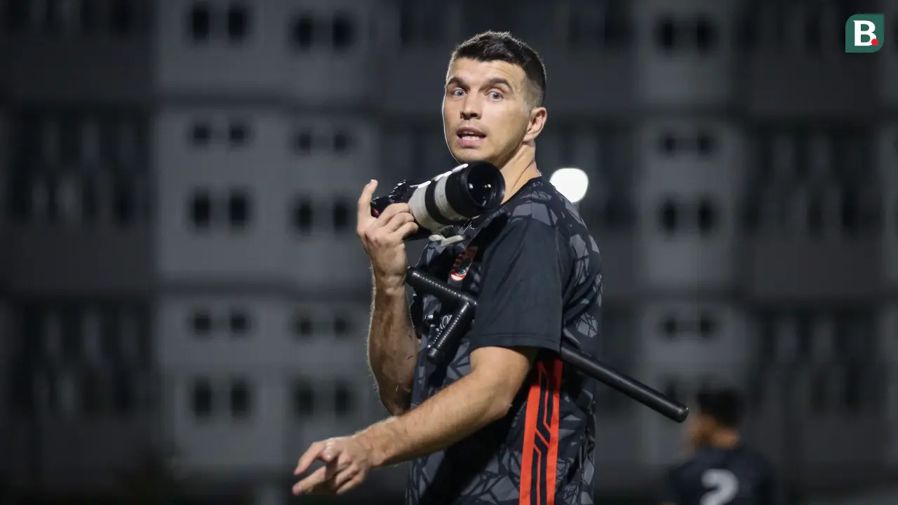 Foto: Tingkah Kocak Ondrej Kudela, Jadi Fotografer Dadakan saat Sesi Latihan Persija Jelang Laga Terakhir di BRI Liga 1 2022/2023