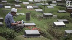 Umat muslim berdoa di makam keluarga saat ziarah kubur di Tempat Pemakaman Umum (TPU) Menteng Pulo, Jakarta, Minggu (28/4/2019). Sepekan menjelang datangnya bulan Ramadan, banyak masyarakat melakukan ziarah kubur mendoakan mendiang keluarga dan kerabat mereka. (Liputan6.com/Faizal Fanani)