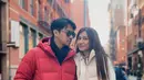 Mikha Tambayong dan Deva Mahenra serasi pakai puffer menikmati udara dingin NYC [@devamahenra]