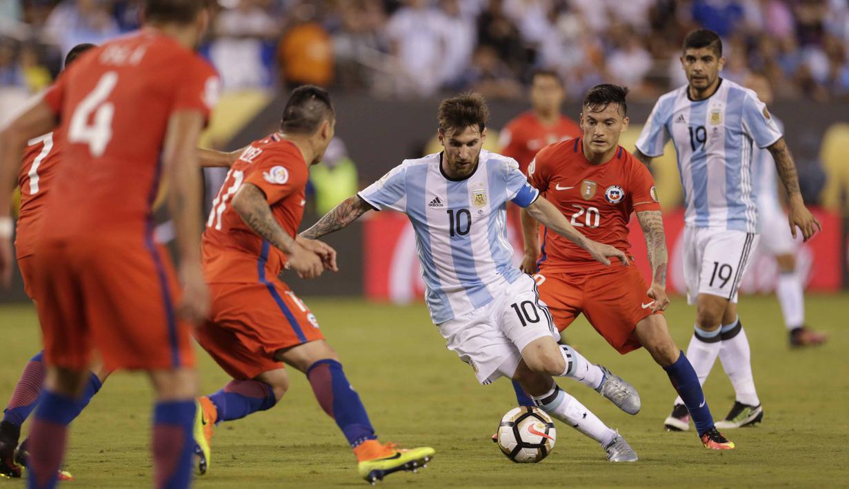 Pemain Argentina, Lionel Messi mencoba melewati para pemain Cile pada Final Copa America Centenario 2016 di Stadion MetLife, AS, Senin (27/6/2016). (Mandatory Credit: Adam Hunger-USA TODAY Sports)