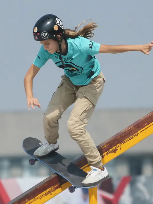 Isabelly Avilla Da Silva dari Brasil beraksi melintasi trek besi saat mengikuti skateboarding semi final wanita di International Skateboarding Open di Qingfeng di provinsi Henan, China (7/9/2019). (AFP Photo/STR)