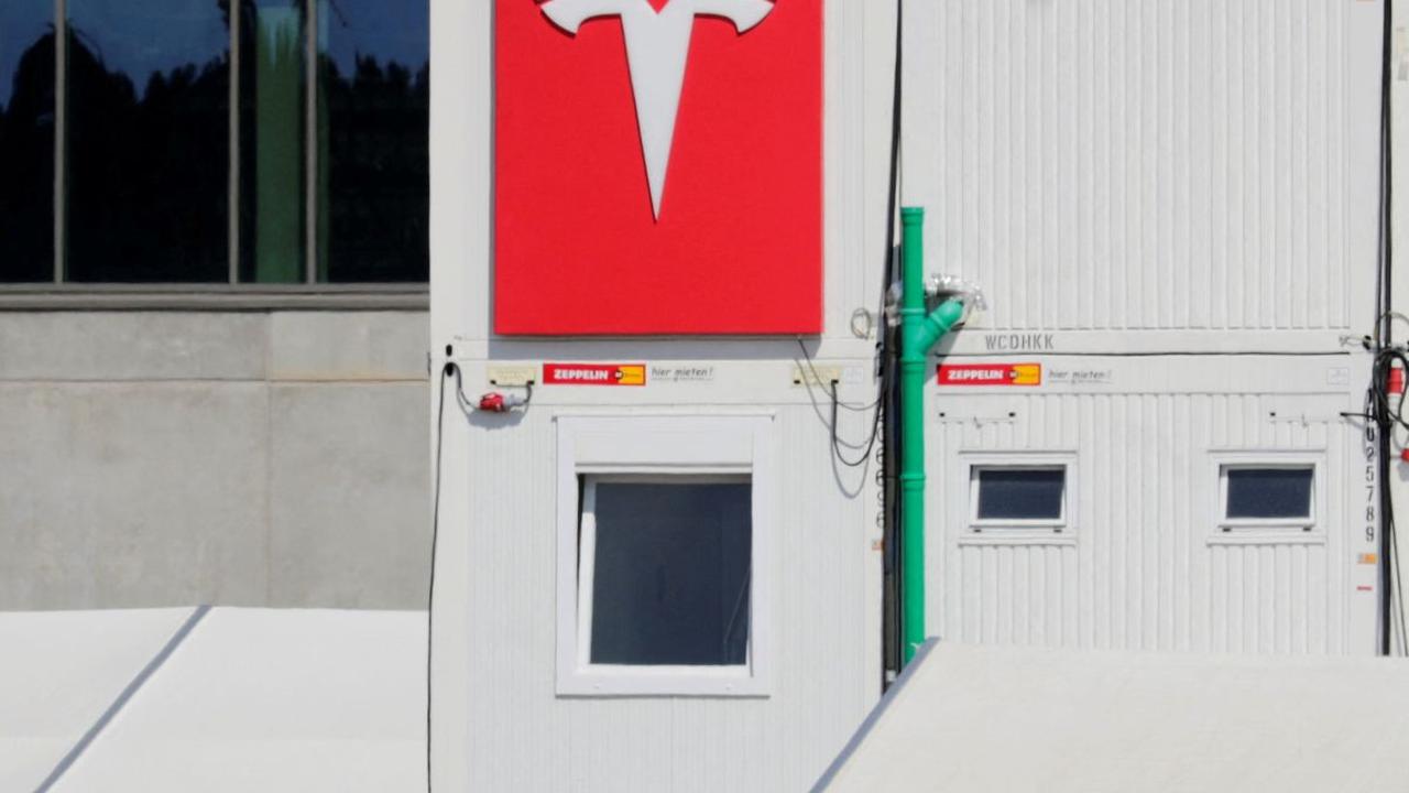 Pabrik Tesla Diserang Kutu Busuk