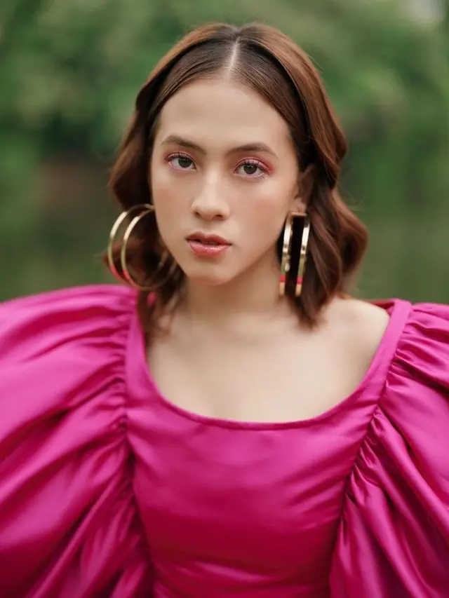 7 Gaya Pemotretan Adhisty Zara di Tepi Danau, Tampil Manis Pakai Dress Pink