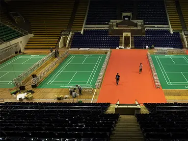 Pekerja menyelesaikan persiapan jelang Kejuaraan Dunia BWF di Istora Senayan, Jakarta, Rabu (5/8/2015).Sebanyak 352 pebulutangkis kelas dunia ikut serta pada turnamen itu. (Bola.com/Vitalis Yogi Trisna)