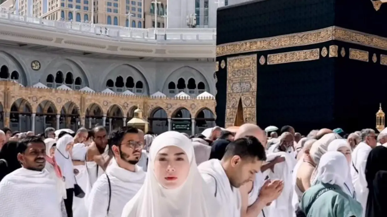 Resmi Mualaf, Celine Evangelista Tampil dengan Abaya dan Burka saat Umrah