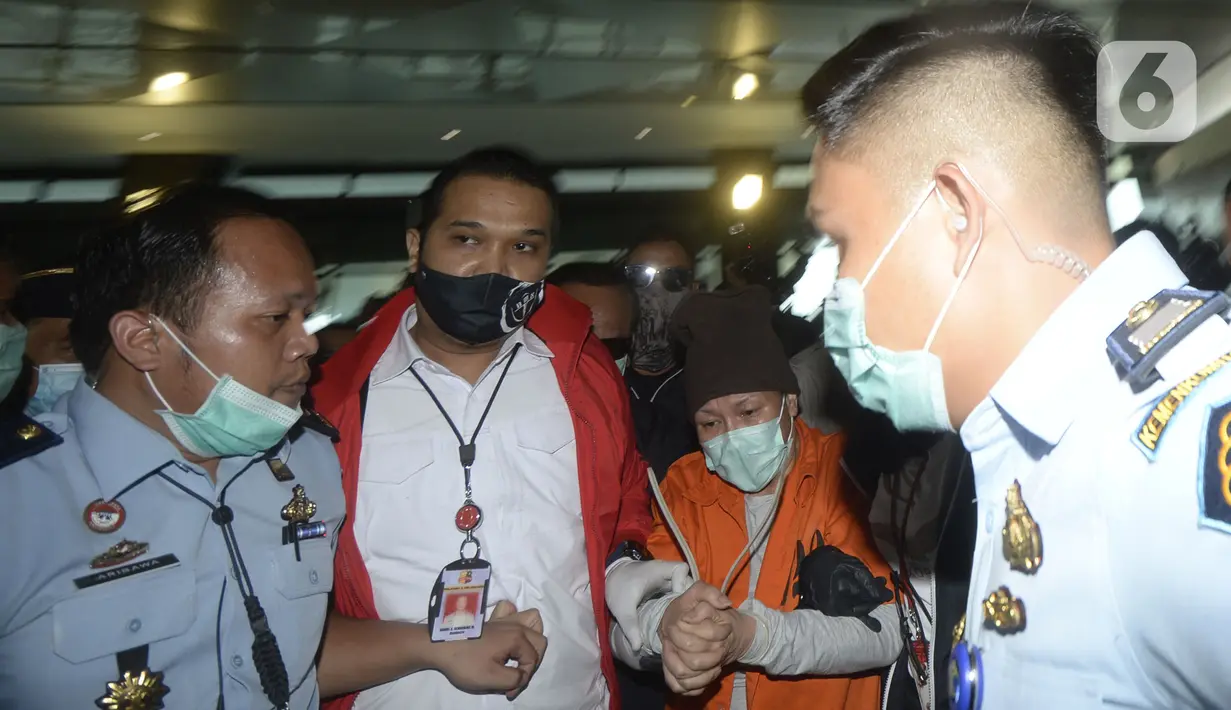 Maria Pauline Lumowa (berbaju tahanan) yang diekstradisi dari Serbia tiba di Bandara Soekarno-Hatta, Tangerang, Banten, Kamis (9/7/2020). Maria Pauline Lumowa merupakan pembobol kas BNI Cabang Kebayoran Baru senilai Rp 1,2 triliun pada Oktober 2002 - Juli 2003. (merdeka.com/Dwi Narwoko)