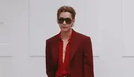 V BTS Tampil Merah Menyala di Show Celine Saat Paris Membara