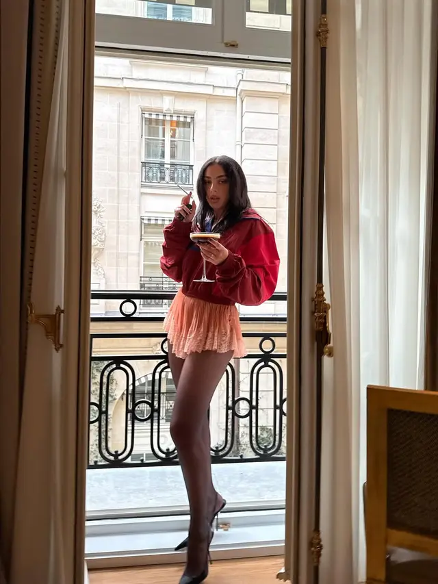 Parade Baju Tidur Hiasi Show YSL di Paris Fashion Week, dari Rose BLACKPINK hingga Hailey Bieber