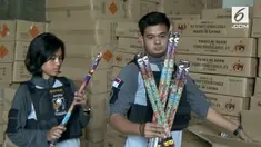 Petugas memeriksa dua buah gudang petasan di Dadap, Tangerang. Gudang yang beroperasi sejak 2014 ini menyimpan kembang api dan petasan impor.