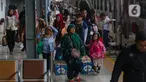 Pengguna Kereta Api Jarak Jauh (KAJJ) Serayu tiba di Stasiun Pasar Senen Jakarta, Sabtu (4/1/2025). (Liputan6.com/Angga Yuniar)