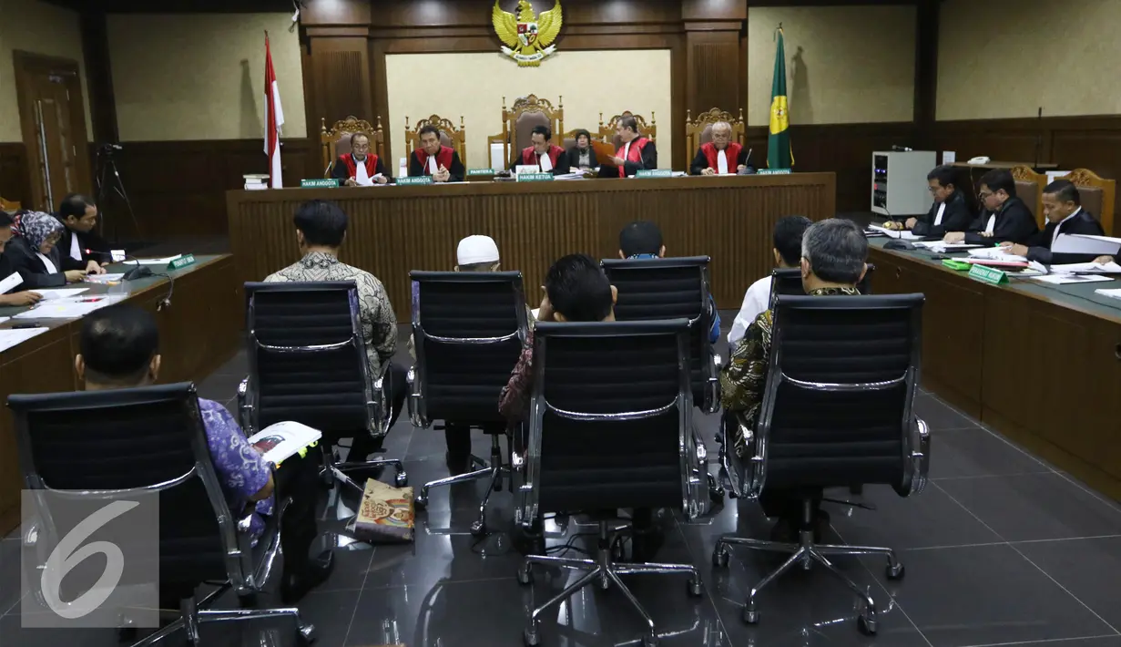 Tujuh anggota DPRD Provinsi Sumatera Utara periode 2009-2014 dan 2014-2019 menjalankan sidang beragendakan Dakwaan di pengadilan Tipikor, Jakarta,  Rabu (26/10). Anggota DPRD ini diduga menerima suap dari Gatot Pujo Nugroho. (Liputan6.com/Helmi Affandi)