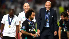 Zinedine Zidane dan asistennya David Bettoni merayakan di podium setelah memenangkan pertandingan melawan MU di Arena Philip II di Skopje (8/8). Gelar ini menjadi yang keenam bagi Zidane sebagai pelatih Los Blancos. (AFP Photo/Dimitar Dikloff)