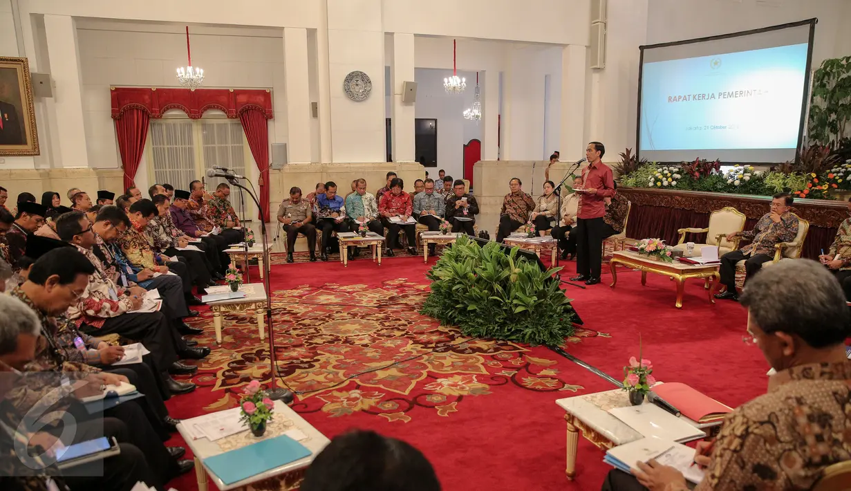 Presiden Joko Widodo menggelar Raker Pemerintah Tahun 2015 bersama Gubernur dan Bupati/Walikota di Istana Negara, Jakarta, Rabu (21/10/2015). Raker membahas Pilkada Langsung 2015, serapan anggaran di daerah dan dana desa. (Liputan6.com/Faizal Fanani)