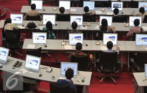 Peserta memantau monitor bursa saham pasar modal di Bursa Efek Jakarta, Selasa (17/11). Hal ini sejalan dengan salah satu inisiatif pemerintah melalui Bursa Efek Indonesia (BEI), yakni menambah jumlah investor pasar modal. (Liputan6.com/Angga Yuniar)