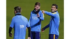 Luis Suarez heran dengan cara Lionel Messi membuat gol di sesi latihan resmi persiapan jelang Piala Dunia Antar Klub 2015 di Yokohama, Jepang.
