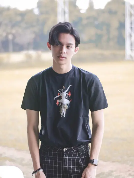 Tak hanya bersuara merdu, penampilan Rey Mbayang ini juga dikagumi oleh banyak orang. Di berbagai kesempatan pria 21 tahun ini memang sering tampil simpel dengan gaya kasual. Meski tampak sederhana, ia terlihat keren. (Liputan6.com/IG/rey_mbayang)