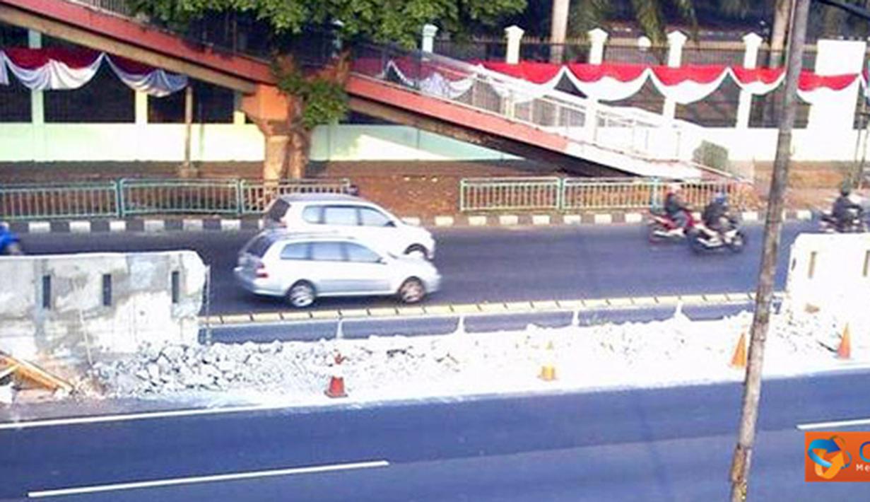 Beton pembatas tol di Jalan Gatot Subroto, Senayan, Jakarta atau tepatnya di depan Komplek Parlemen MPR/DPR/DPD RI ambrol pada, Senin (22/8). (Pengirim: Akhid Roviyanto)