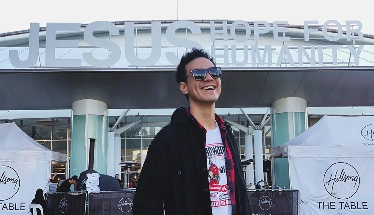 “Tapi ternyata jatuh cinta itu hanya fase pertama dan saat ada suatu masalah, orang langsung berpikir sudah tidak jatuh cinta lagi, ini yang bikin kandas,” lanjut Daniel menuturkan. (Instagram/vjdaniel)