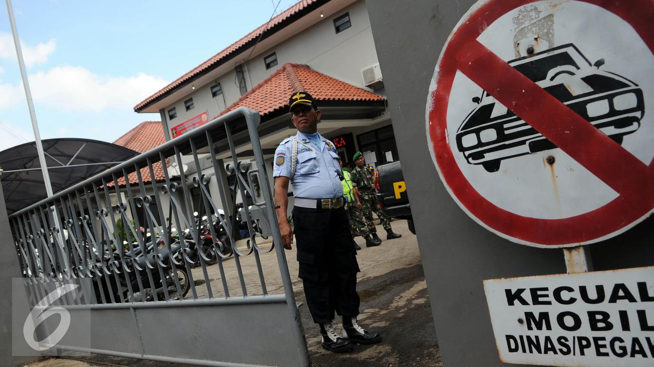 20160727-17 Mobil Taktis Polisi Dikirim ke Nusakambangan-Jateng- Helmi Afandi