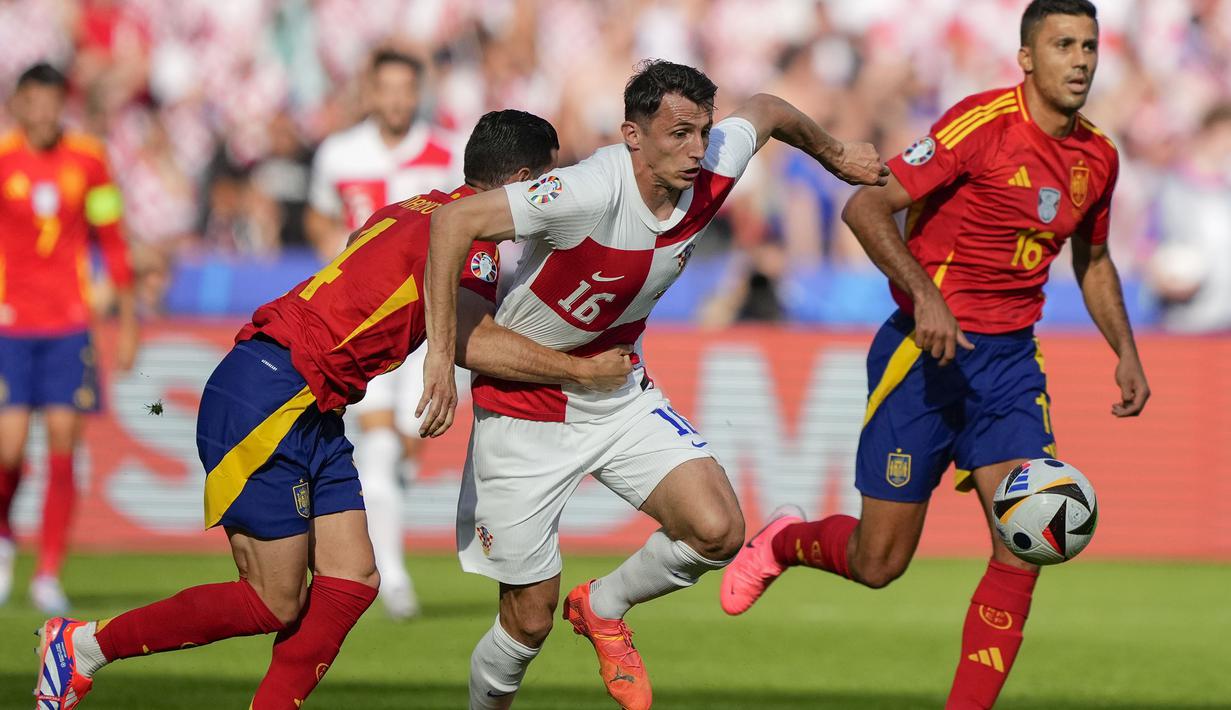 Bek Timnas Spanyol, Nacho (kiri) berusaha menahan laju striker Timnas Kroasia, Ante Budimir pada laga Grup B Euro 2024 di Olympiastadion, Berlin, Jeman, Sabtu (15/6/2024). (AP Photo/Ebrahim Noroozi)
