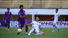 Pemain RANS Nusantara FC, Muhammad Akbar (kiri) berusaha melewati adangan pemain Persikabo 1973, Kaishu Yamazaki pada laga pekan pertama BRI Liga 1 2023/2024 antara RANS Nusantara FC menghadapi Persikabo 1973 di Stadion Maguwoharjo, Sleman, Yogyakarta, Senin (3/7/2023). (Bola.com/Nandang Permana)