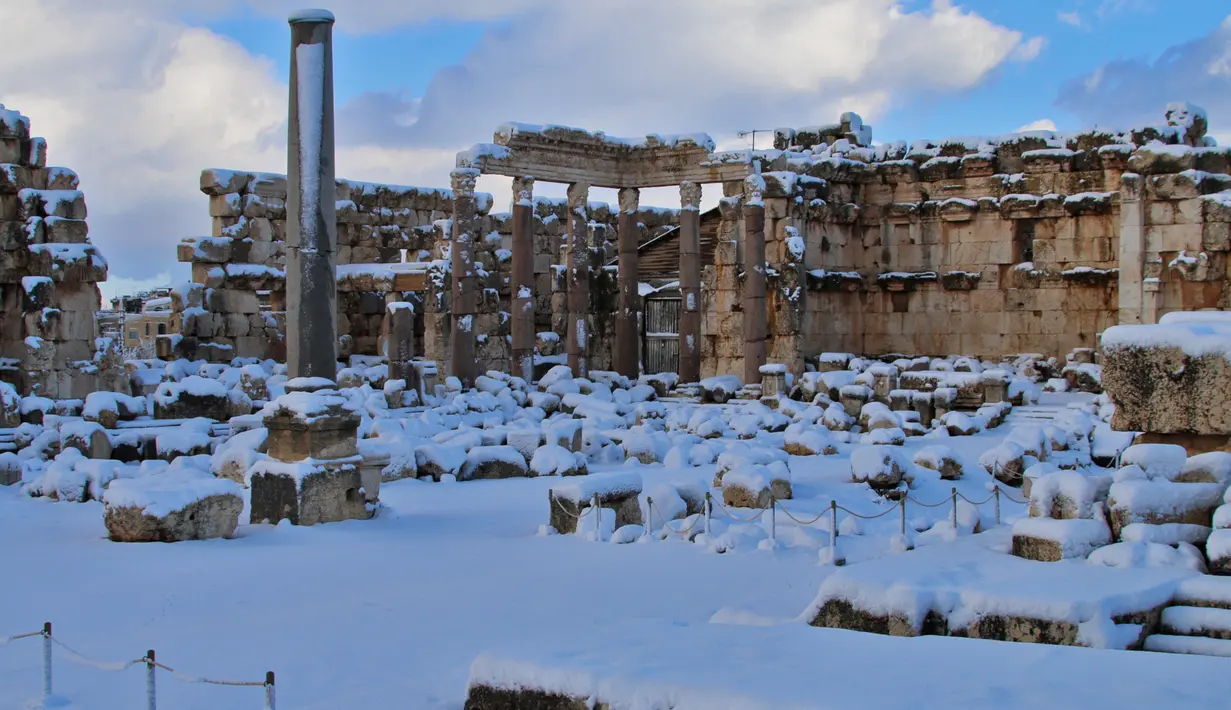 Salju menutupi kota Baalbek di Lebanon kuno di timur Lembah Bekaa (17/1). Baalbek terkenal karena reruntuhan kuil Romawi di wilayah ini. (AP Photo)