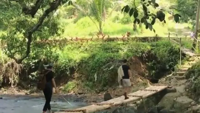 Pendaki di Gunung Munara melewati banyak sungai https://www.instagram.com/p/CUC1LyRBVA1/?igsh=ZHE3dDR3OGQ2N3R5