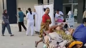 Pasien RSUD Labuan Bajo Dirawat di Halaman Usai Gempa Flores NTT